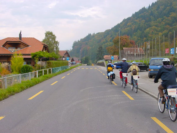Berna: la carreggiata di un attraversamento urbano: 4,70m di corsia a doppio senso di marcia senza mezzeria e corsie ciclabili laterali