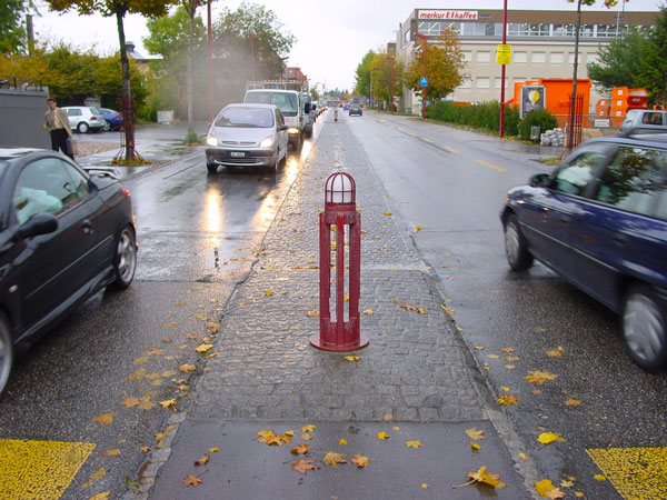 La realizzazione di una fascia polivalente centrale e le corsie ciclabili laterali in carreggiata