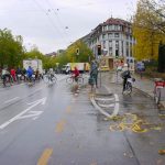 Svolta a sinistra in due tempi per i ciclisti