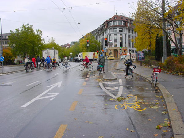 Svolta a sinistra in due tempi per i ciclisti