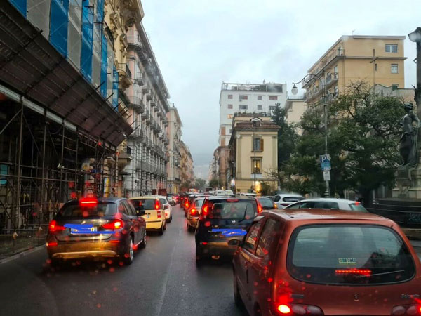automobilisti in coda nelle città italiane