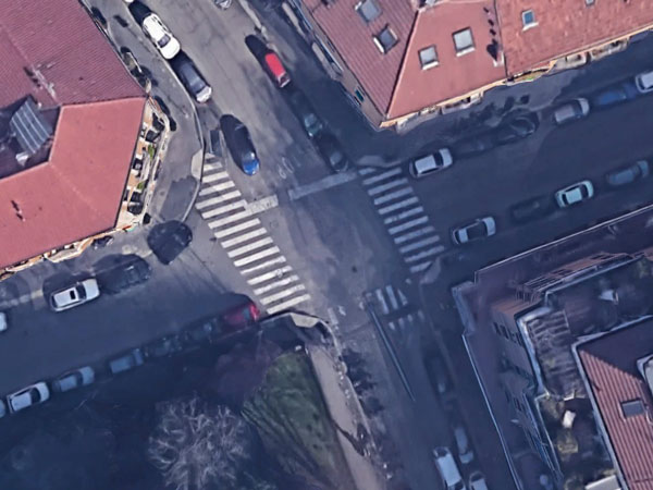 Incrocio di Milano senza uno degli attraversamenti pedonali
