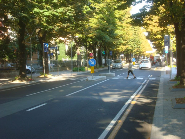 Isole salvagente lungo via Emilia Ospizio a Reggio Emilia