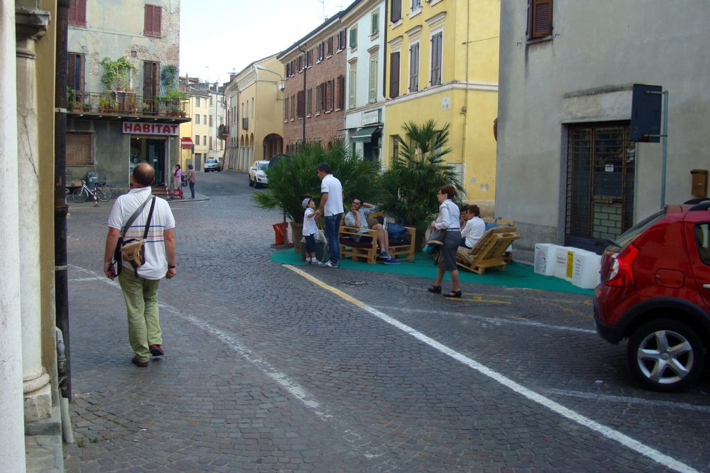 via Baldesio a Casalmaggiore: sperimentazione di una zona 30 - le persone si riprendono gli spazi liberati dalle automobili