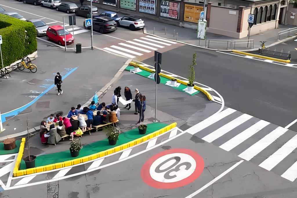 Sperimentazione di una zona 30 a Milano quartiere Rovereto:: i bambini della scuola fanno lezione negli spazi liberati dalle auto