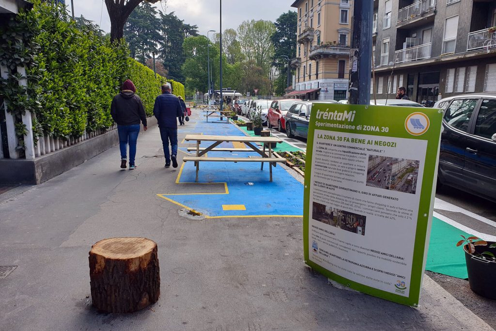 Sperimentazione di una zona 30 a Milano quartiere Rovereto:: giochi e tavoli dove c'erano auto parcheggiate in divieto di sosta