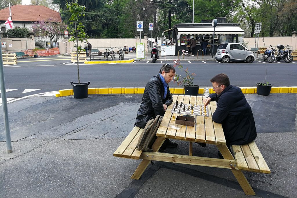 Sperimentazione di una zona 30 a Milano quartiere Rovereto:: gioco degli scacchi nei nuovi tavoli posizionati dove c'erano le auto