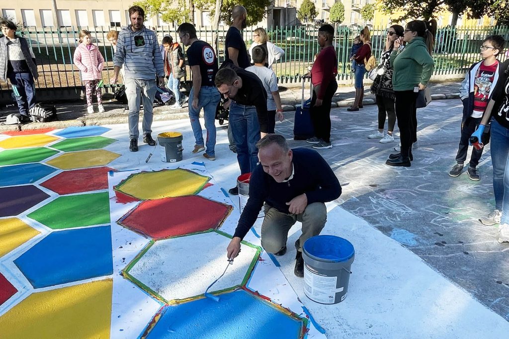 Colorazione dell'asfalto durante la sperimentazione di una strada scolastica a Pavia
