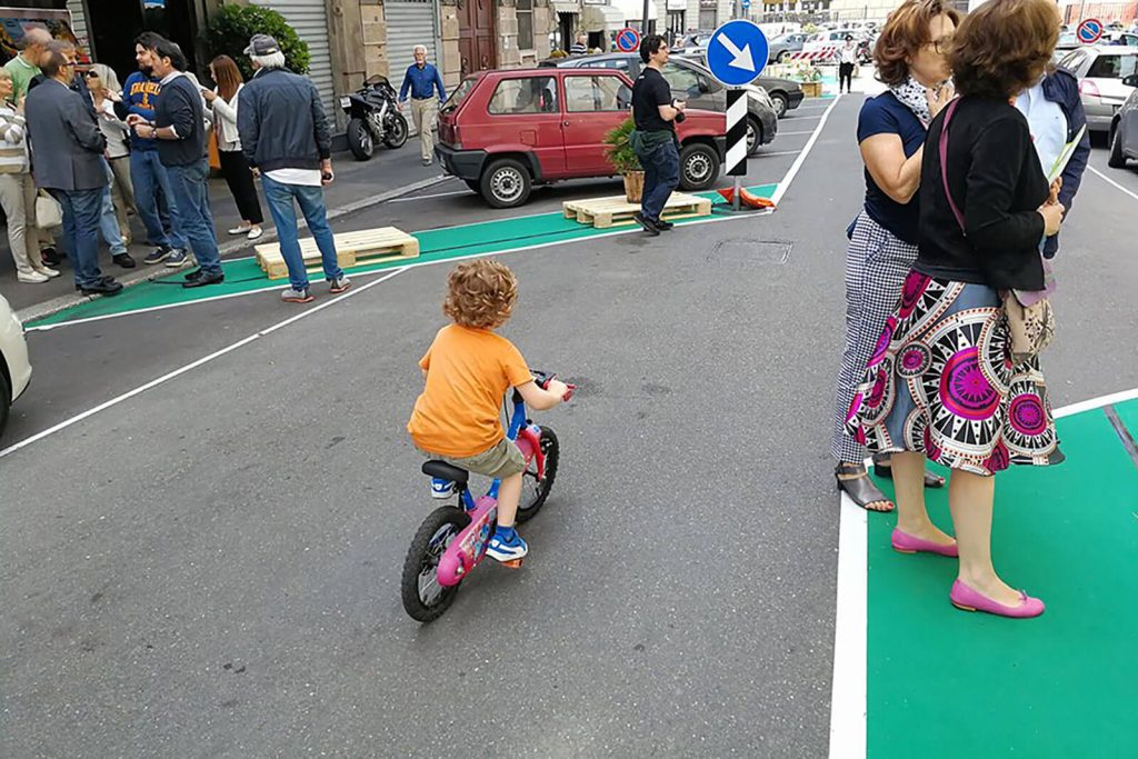 bambino in bicicletta durante un intervento di urbanistica tattica a Milano, quartiere Corvetto