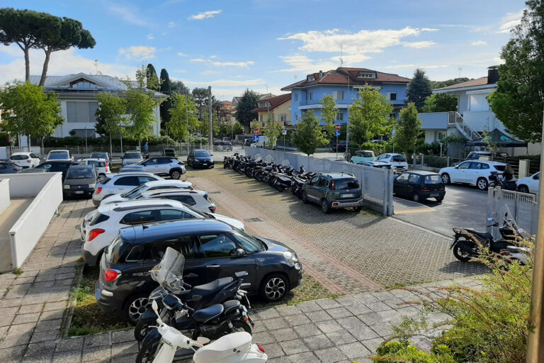 Il parcheggio interno al Plesso scolastico