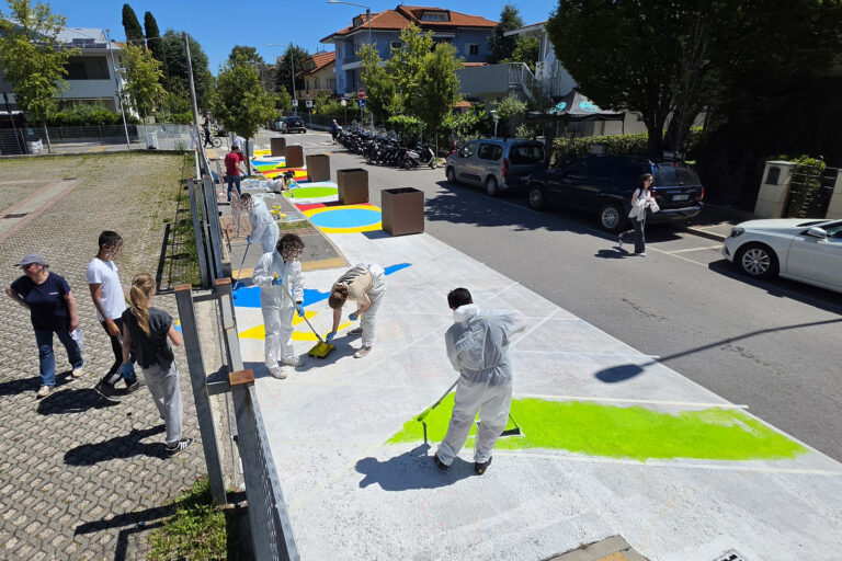 I ragazzi e le ragazze colorano senza sosta