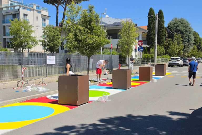 La strada scolastica si colora e prende forma